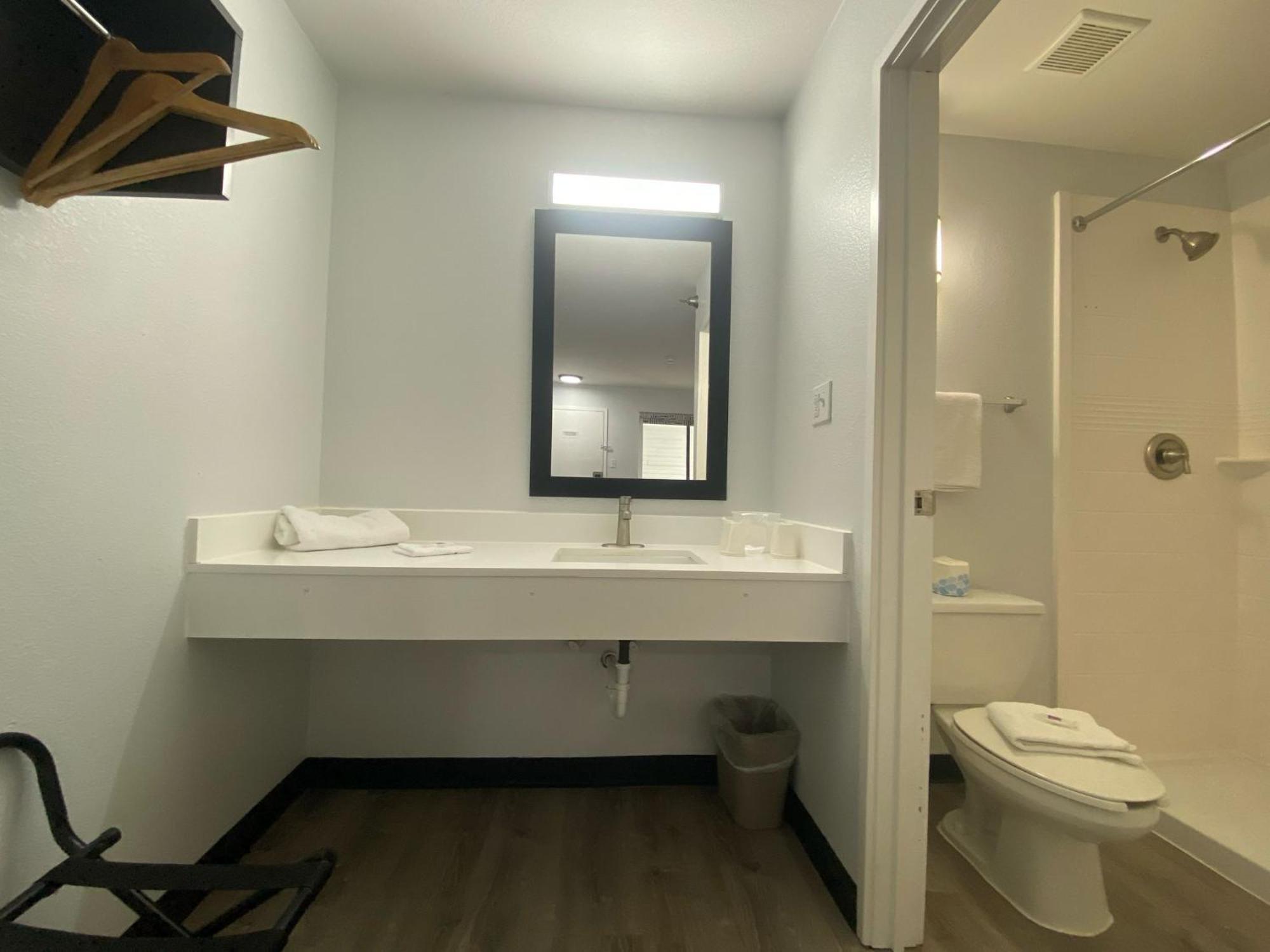 6-windsor Locks, Ct - Hartford 2* Windsor Locks