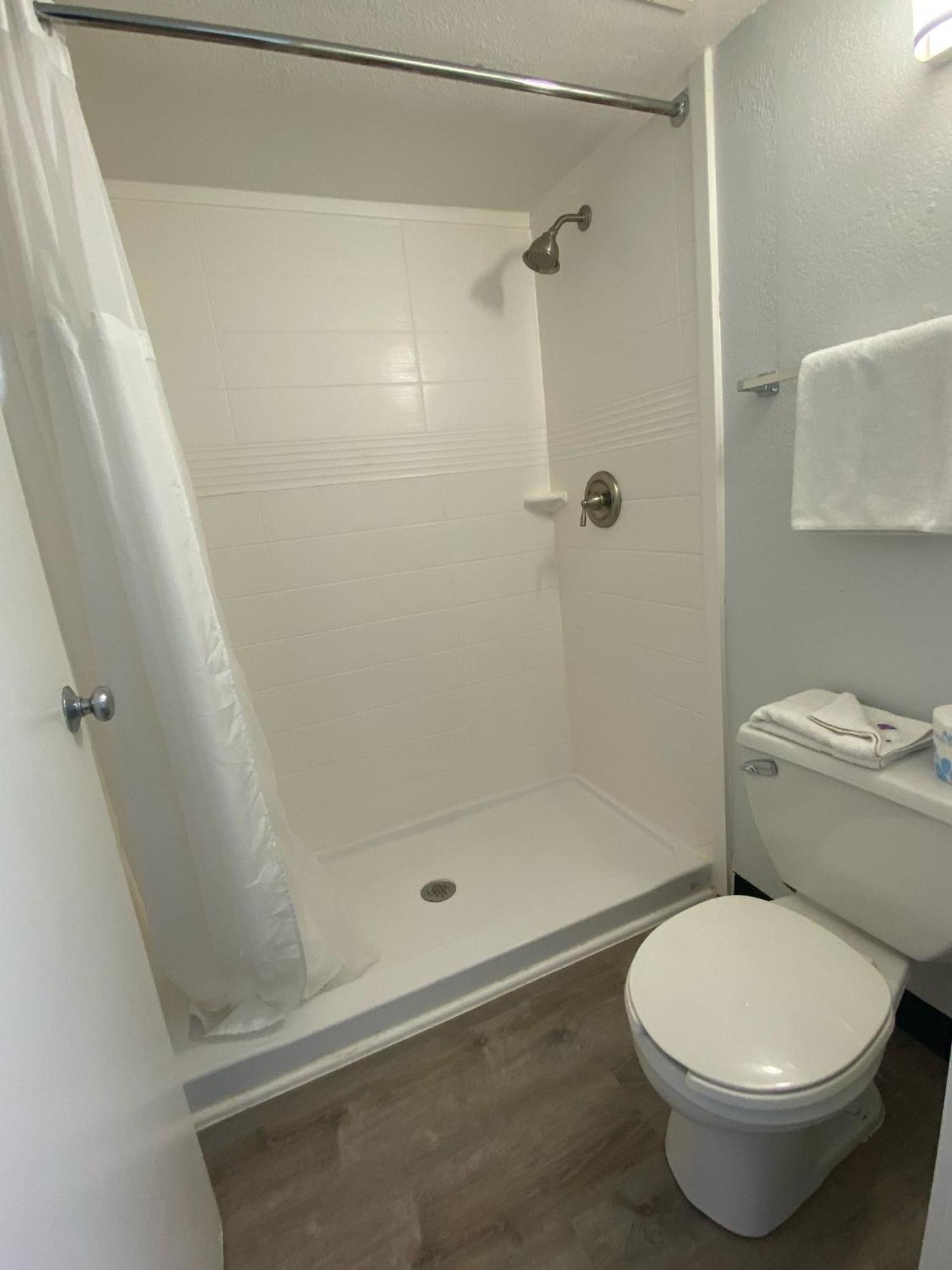 6-windsor Locks, Ct - Hartford Hotel 2*