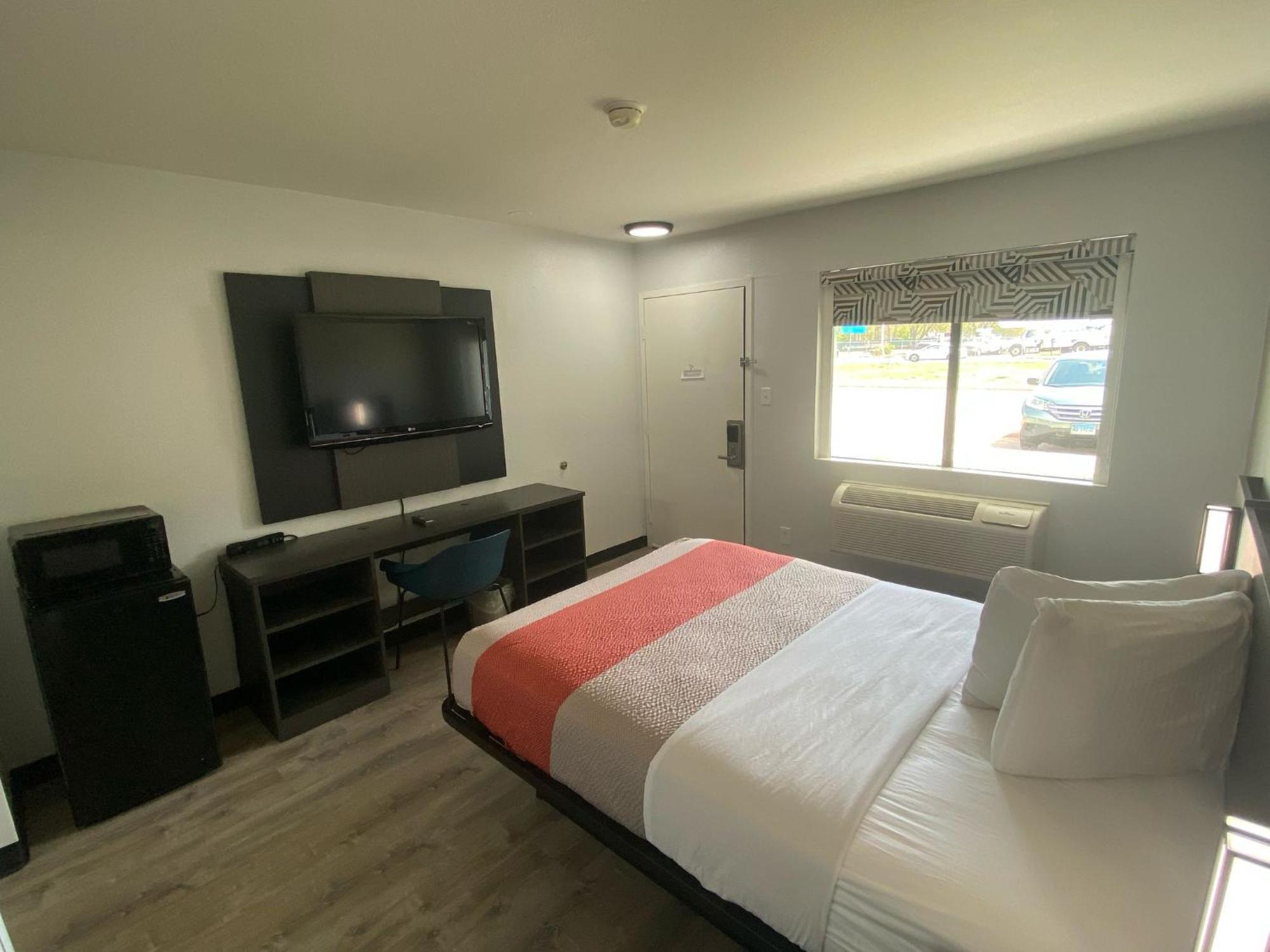 Hotel 6-windsor Locks, Ct - Hartford 2*