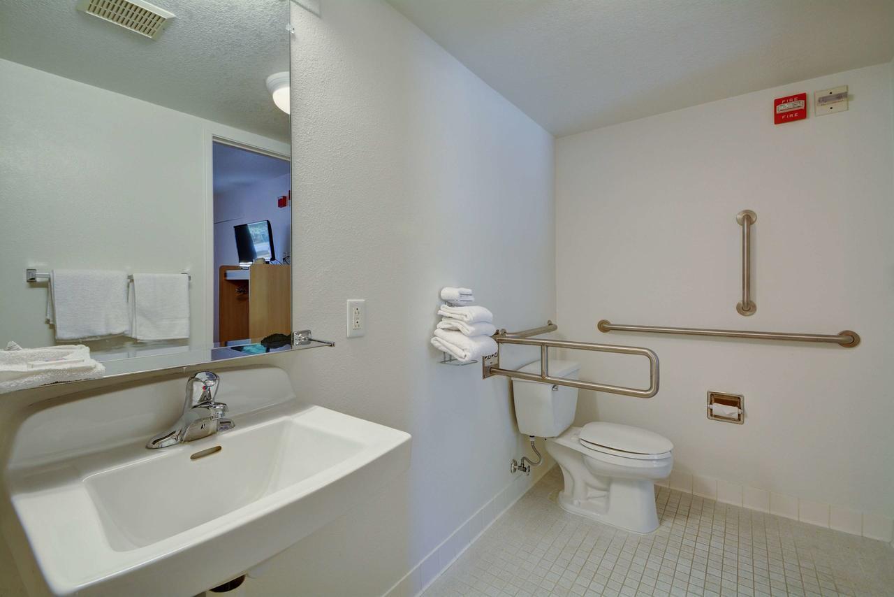 Hotel 6-windsor Locks, Ct - Hartford Windsor Locks