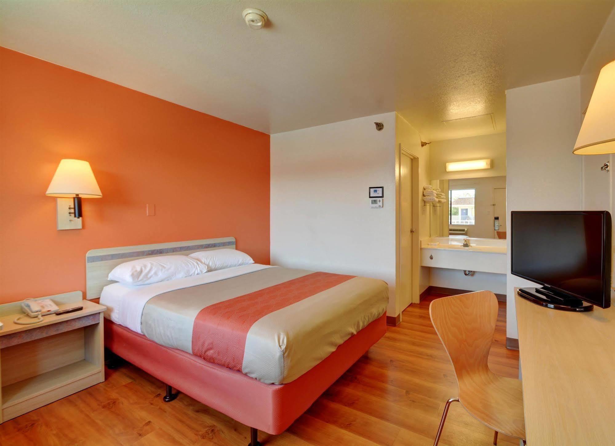 Hotel 6-windsor Locks, Ct - Hartford