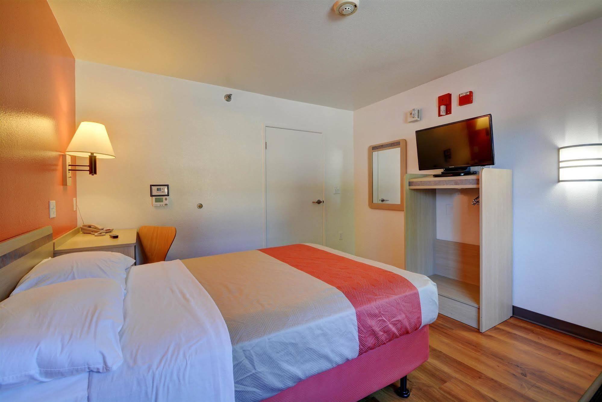 Hotel 6-windsor Locks, Ct - Hartford 2*