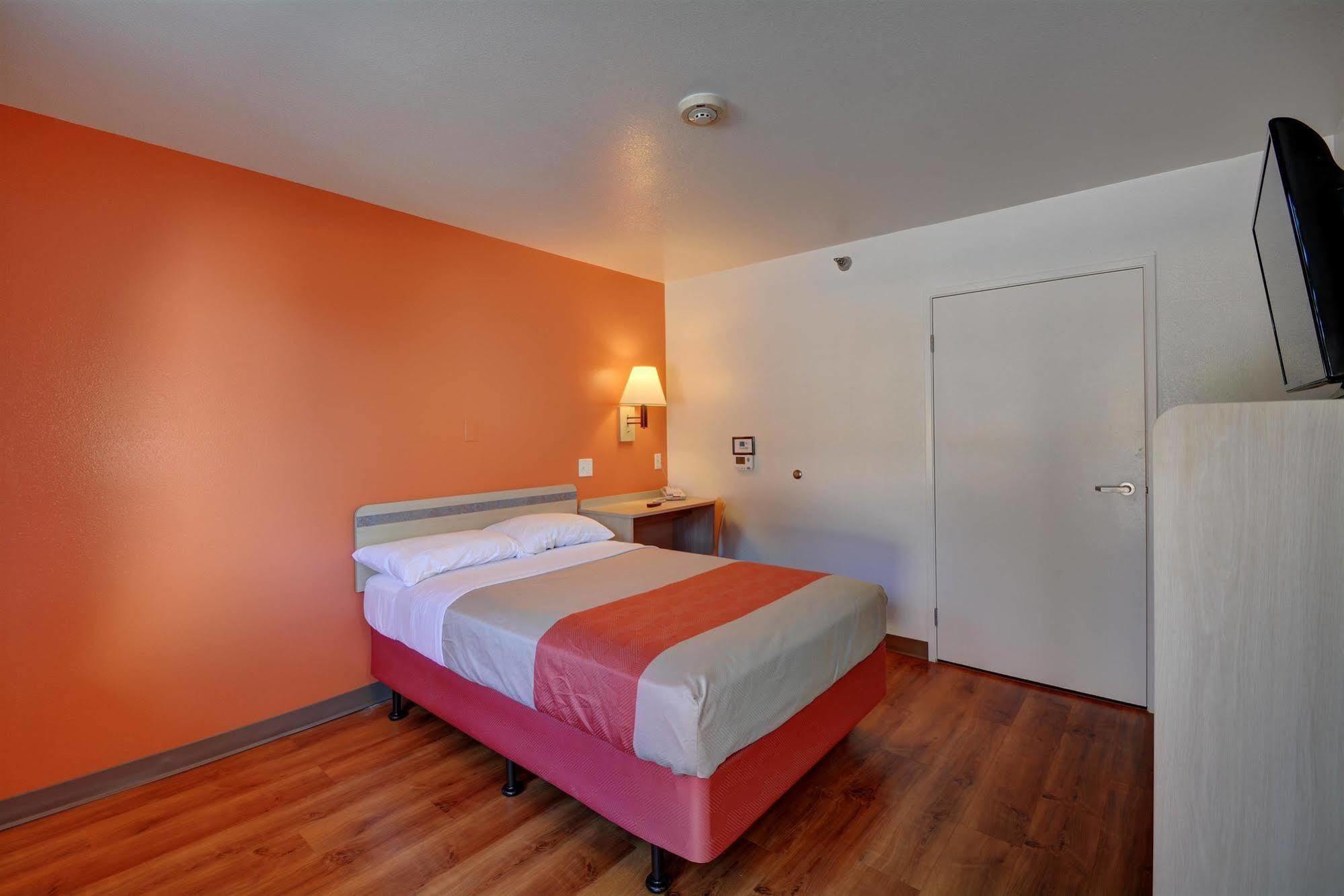 Hotel 6-windsor Locks, Ct - Hartford 2*