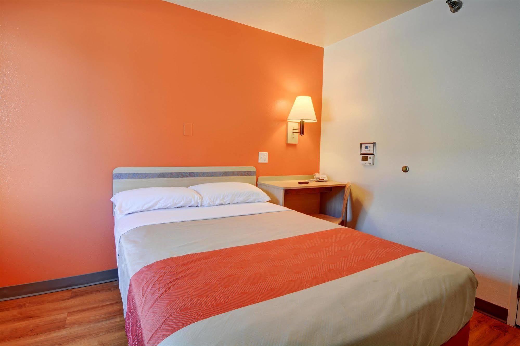 Hotel 6-windsor Locks, Ct - Hartford
