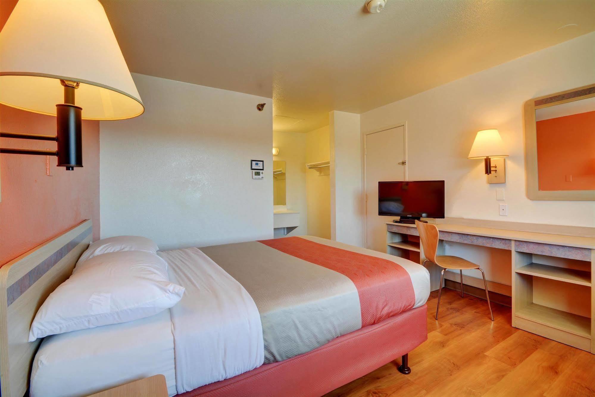 Hotel 6-windsor Locks, Ct - Hartford 2*