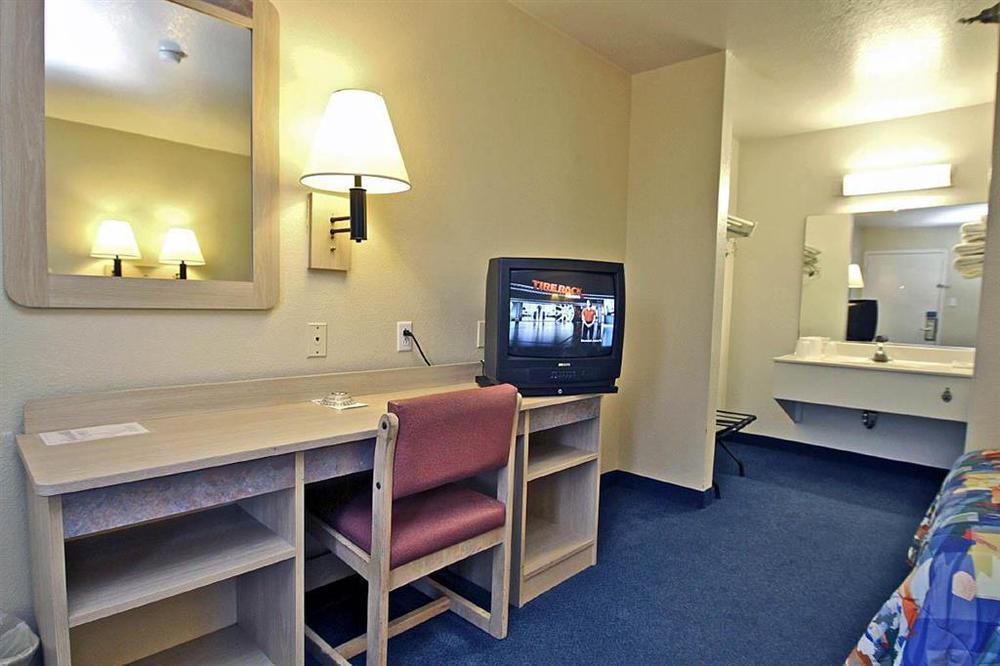 Hotel 6-windsor Locks, Ct - Hartford 2*