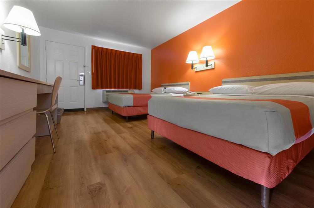 Hotel 6-windsor Locks, Ct - Hartford 2*